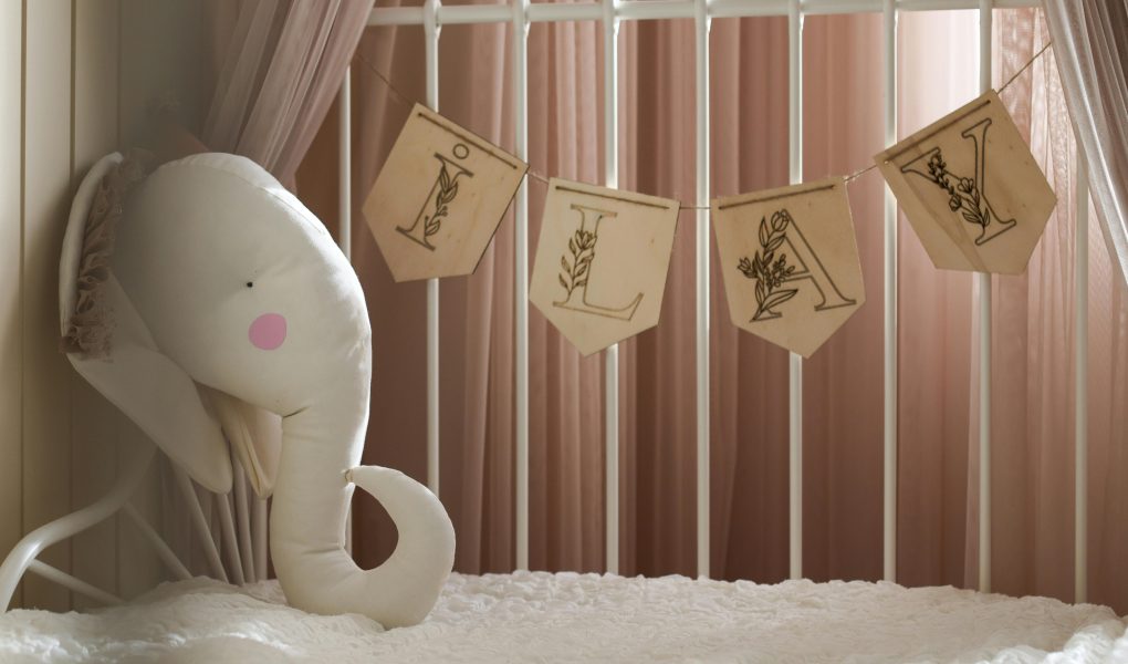 Łóżeczko dziecięce i zabawka w kształcie słonia