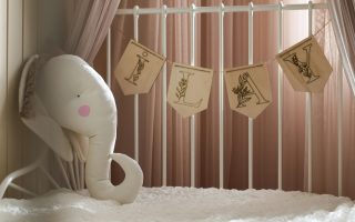 Łóżeczko dziecięce i zabawka w kształcie słonia