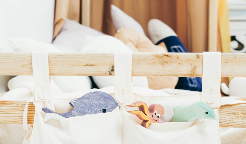 Łóżko dziecięce i zabawki.