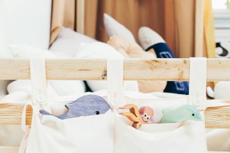 Łóżko dziecięce i zabawki.