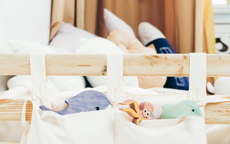 Łóżko dziecięce i zabawki.