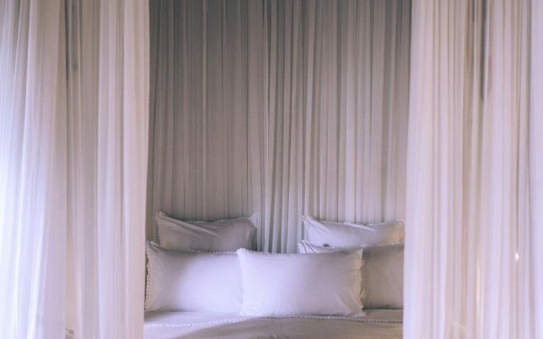 Łóżko z baldachimem