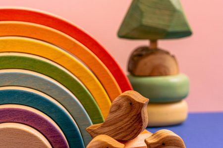 Kolorowe zabawki z drewna dla dzieci.