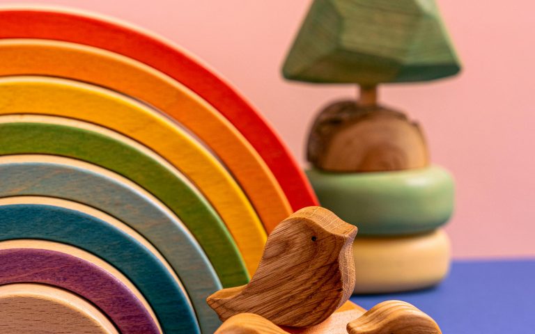 Kolorowe zabawki z drewna dla dzieci.