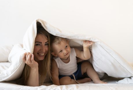 Widok z przodu matki z synem pod kocem