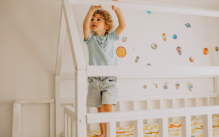 łóżko, dziecko, kolorowa ściana