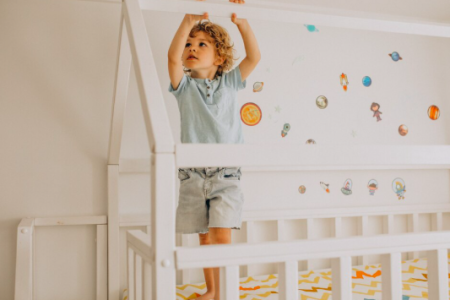 łóżko, dziecko, kolorowa ściana