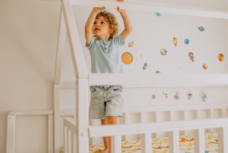 łóżko, dziecko, kolorowa ściana