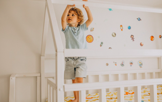 łóżko, dziecko, kolorowa ściana