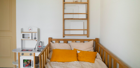 łóżko, pomarańczowe poduszki